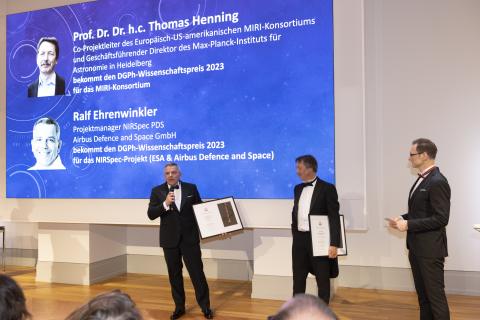 Preisverleihung im Museum Barberini in Potsdam am 28.10.2023. Ralf Ehrenwinkler, Prof. Dr. Dr. h.c. Thomas Henning, Roy Hessing (DGPh) © Rosa Merk