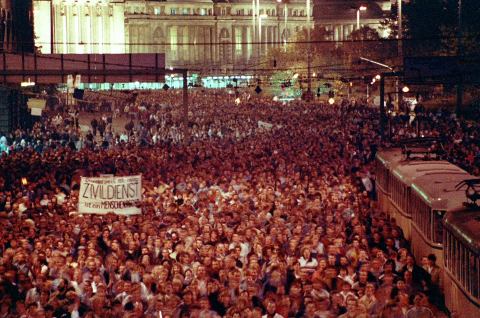 Aram Radomski: Über 70.000 Menschen ziehen am 9. Oktober 1989 in der ersten großen Montagsdemonstration durch die Leipziger Innenstadt. Ein Bild, das vor dem Mauerfall in den Westen gebracht wurde.