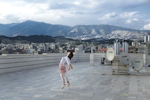 © Shirin Abedi, Manchmal tanzt Yasamin (22) auf dem Dach ihres Hauses, 2019_300 dpi