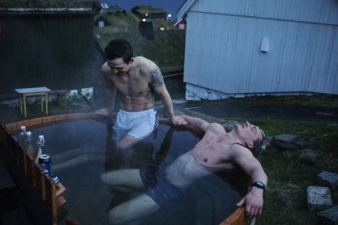 © Andrea Gjestvang, Rogni (26) und Odin (25) nehmen spätabends ein heißes Bad, 2019_300 dpi