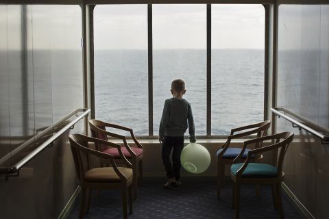 © Andrea Gjestvang, Ein kleiner Junge schaut aus dem Fenster, 2017_300 dpi
