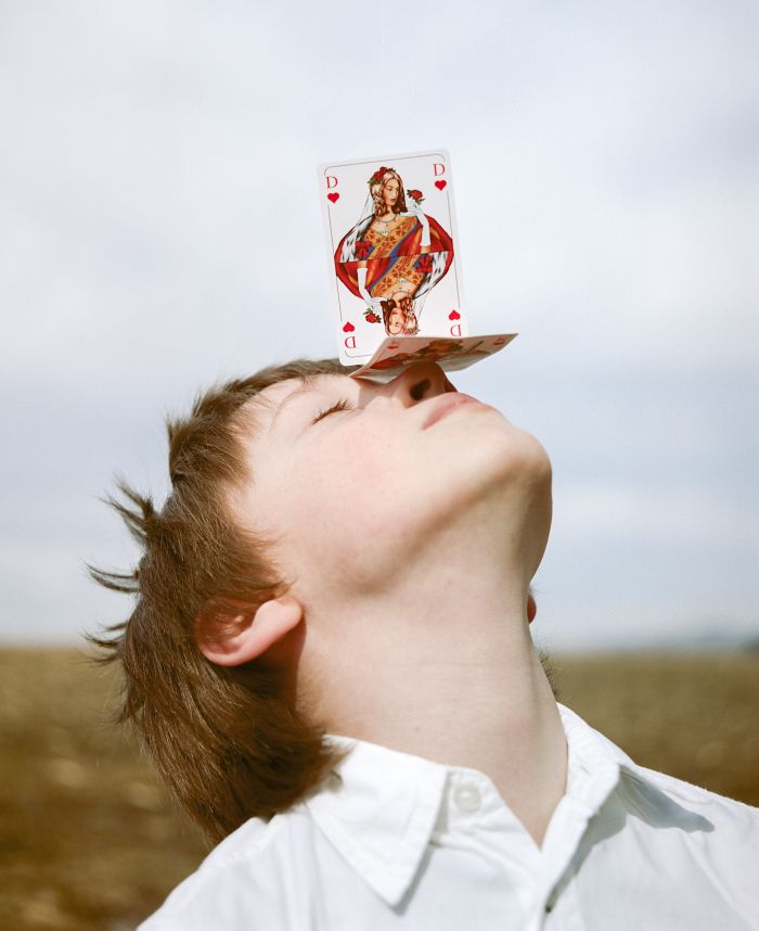 Simon Lehner, Balance study with boy. 2018. Aus der Serie: How far is a lightyear?, 2005 – 2019. Pigment-print, 90 x 72 cm. Courtesy KOW Berlin © Simon Lehner