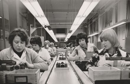 Kameramontage am Band im Kombinat VEB Pentacon, um 1970, © Museen der Stadt Dresden – Stadtmuseum Dresden, SMD__Ph_2003_05054