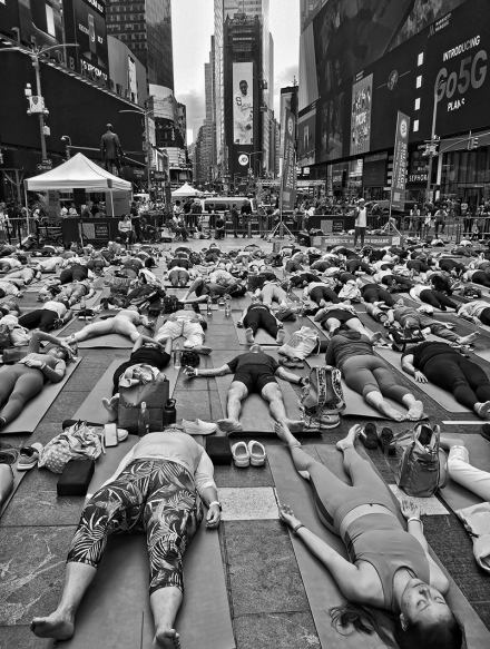 Massen-Yoga auf dem Times Square © Barbara Wolff