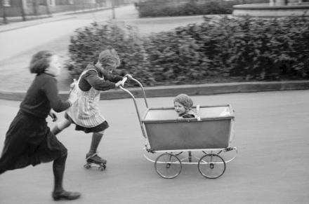 Lebensfreude. Spielende Mädchen mit Rollschuhen und Kinderwagen, um 1950. Foto: LWL-Medienzentrum für Westfalen