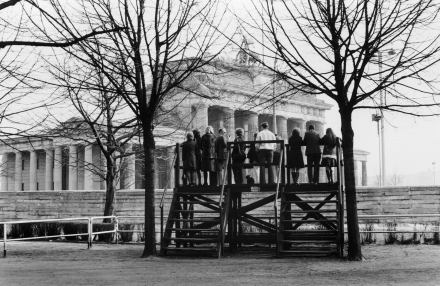 Blick über die Mauer von West-Berlin auf das Brandenburger Tor, 1975, bpk / Oskar Dahlke.