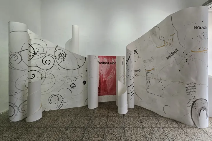 'Es spielt eine Rolle...' Papier Installation zum Thema allgemeine Erklärung der Menschenrechte © Zahra Zahedi