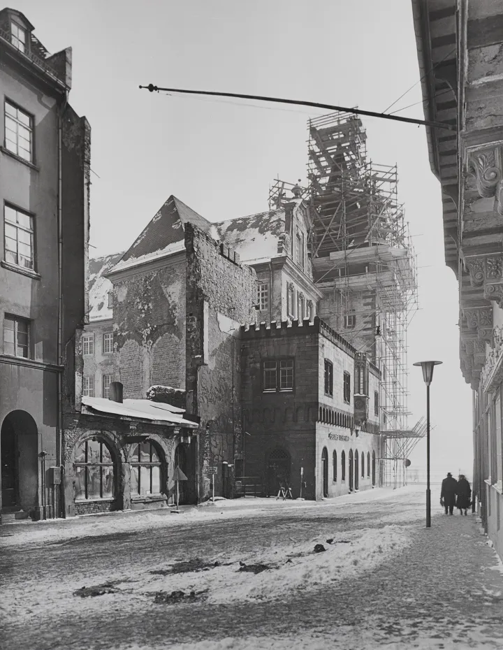Saalhof, Eingerüsteter Rententurm, Frankfurt am Main, 1956 ©T. Edelmann und VG Bild Kunst Bonn