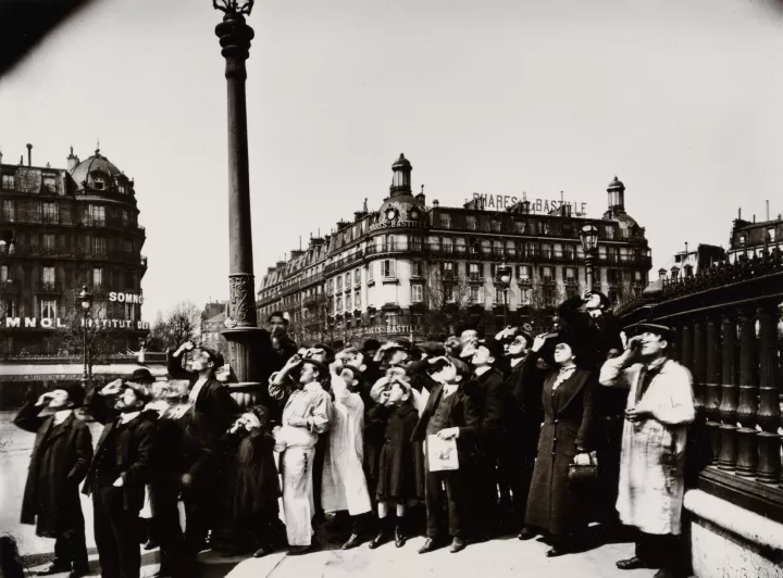 Eugène Atget, „The Eclipse“ aus dem Portfolio „20 Photographs by Eugène Atget“, Paris, 1912, Sammlung Museum für Kunst und Gewerbe Hamburg Eugène Atget, „The Eclipse“ aus dem Portfolio „20 Photographs by Eugène Atget“, Paris, 1912, Sammlung Museum für Kunst und Gewerbe Hamburg
