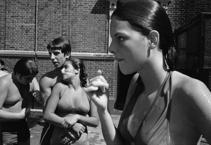 Pebbles mit Enzo und Tina am Carmine Street Pool, Little Italy, New York, 1978 © Susan Meiselas . Magnum Photos