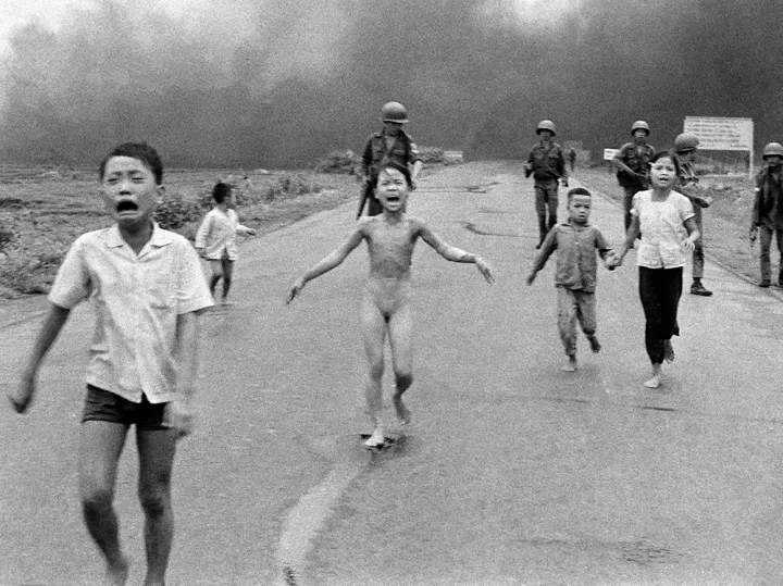 Nick Út: The Associated Press, Napalmangriff in Vietnam, 1972 © Nick Út/AP. Aus der Ausstellung AUGEN AUF! - 100 JAHRE LEICA-FOTOGRAFIE