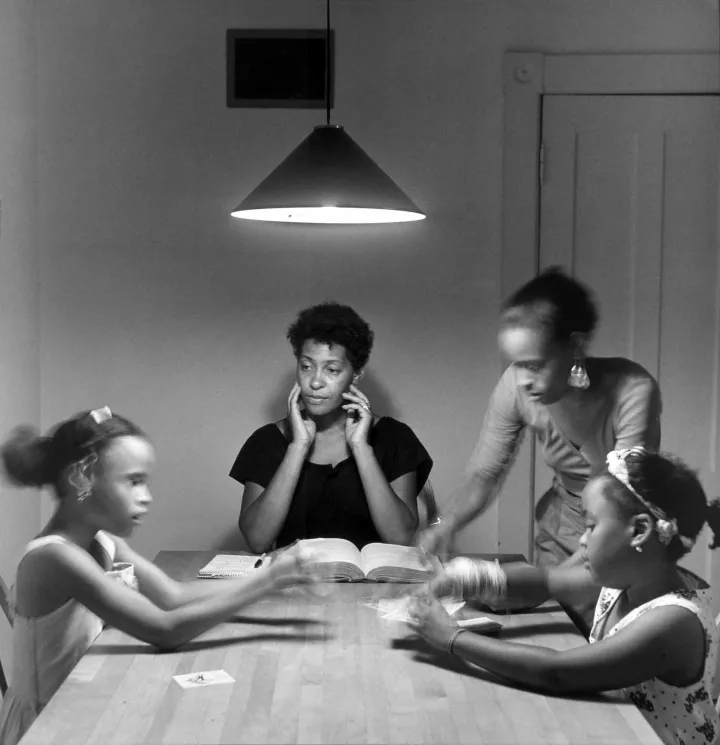 Carrie Mae Weems, Untitled (Woman and Daughter with Children) from the Kitchen Table Serie, 1990. Gelatin silver print. © Carrie Mae Weems. Courtesy of the artist and Jack Shainman Gallery, New York. Carrie Mae Weems, Untitled (Woman and Daughter with Children) from the Kitchen Table Serie, 1990. Gelatin silver print. © Carrie Mae Weems. Courtesy of the artist and Jack Shainman Gallery, New York.