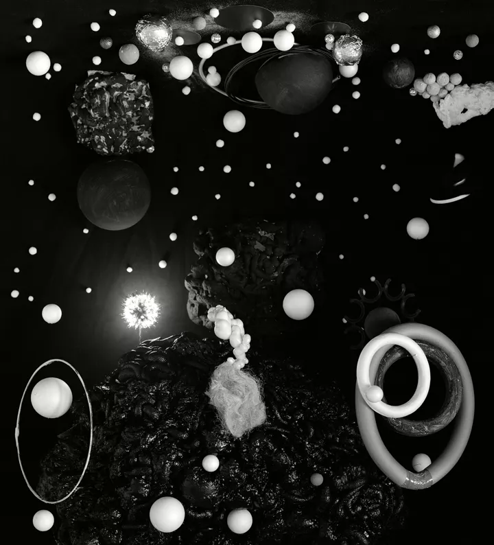 Hartmut Neumann, ‚Kosmos 2 (Leuchten), 2011 Pigmentdruck auf Barytpapier, 106 x 98 cm © Hartmut Neumann und VG Bild-Kunst, Bonn 2022