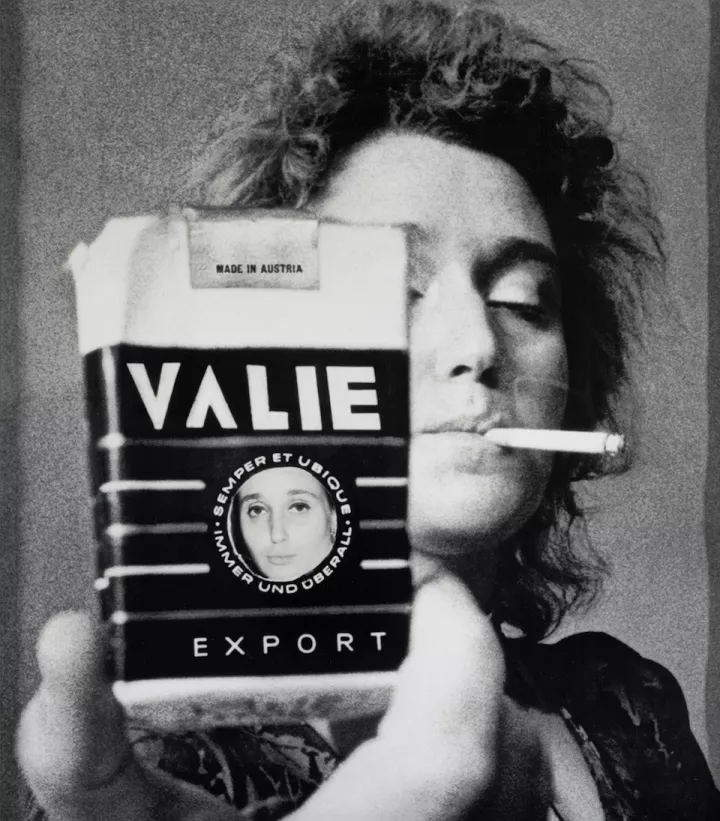 © VALIE EXPORT, VALIE EXPORT – SMART EXPORT Selbstportrait, 1970, s/w-Fotografie, ALBERTINA, Wien – The ESSL Collection © VALIE EXPORT, 2022, ProLitteris, Zurich, Foto: Gertraud Wolfschwenger