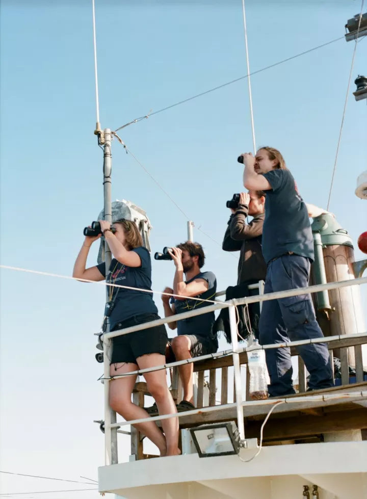 Annette Hauschild, Die Crew beobachtet das Meer, Mission Lifeline, zivile Seenotrettung auf dem Mittelmeer, 2017, aus der Serie "Die Helfer", 2016–2018 © Annette Hauschild/OSTKREUZ