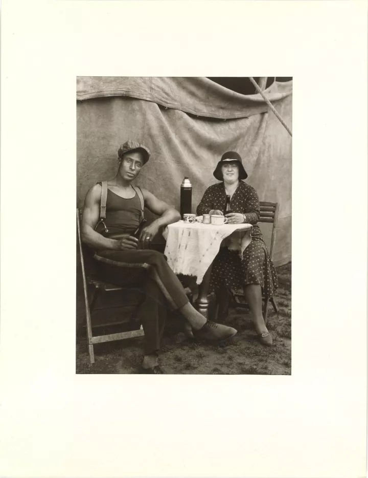 August Sander: Zirkusarbeiter, 1926-1932, printed 1980 by Gunther Sander; © Die Photographische Sammlung / SK Stiftung Kultur – August Sander Archiv, Köln: VG Bild-Kunst, Bonn August Sander: Zirkusarbeiter, 1926-1932, printed 1980 by Gunther Sander; © Die Photographische Sammlung / SK Stiftung Kultur – August Sander Archiv, Köln: VG Bild-Kunst, Bonn