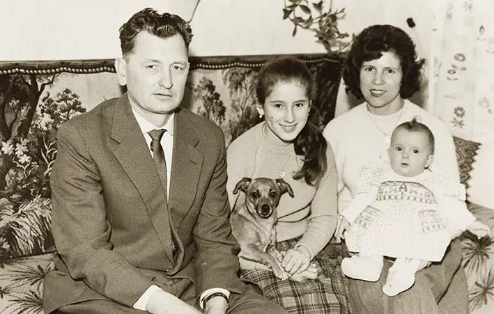 Familie Poletko in ihrem Wohnzimmer in Ludwigsfeld, Fotografie, 1962 © Privatbesitz der Familie Poletko Familie Poletko in ihrem Wohnzimmer in Ludwigsfeld, Fotografie, 1962 © Privatbesitz der Familie Poletko