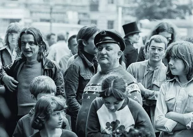 Mann mit Arbeitermütze beim Straßenfest der Mieterinitiative am Klausenerplatz. – Mann mit Arbeitermütze beim Straßenfest der Mieterinitiative am Klausenerplatz.