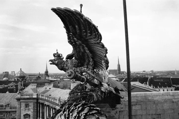 Christine de Grancy, Doppeladler auf der Neuen Burg, 1980 © Christine de Grancy Christine de Grancy, Doppeladler auf der Neuen Burg, 1980 © Christine de Grancy
