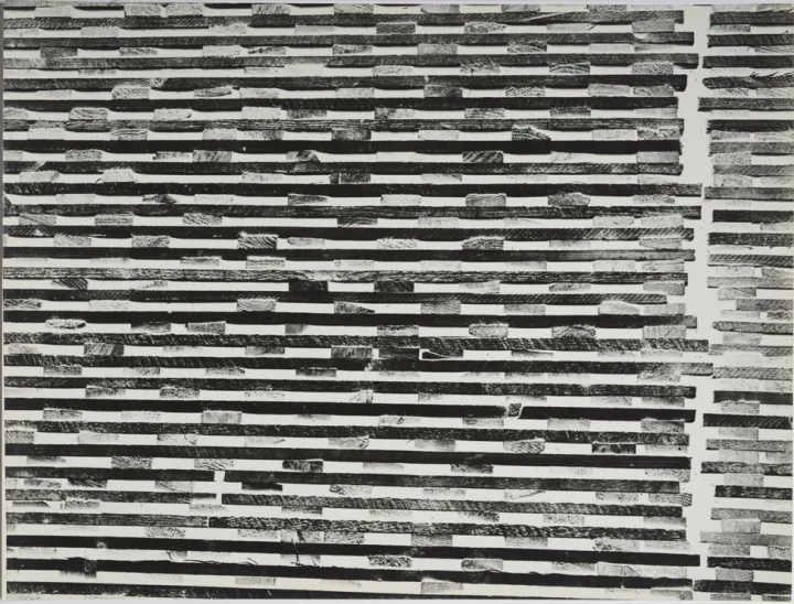 Kilian Breier, Bretterstapel, 1955/58, Negativkopie, 30 x 40 cm © Nachlass Kilian Breier, Hamburg/VG Bild-Kunst, Bonn
