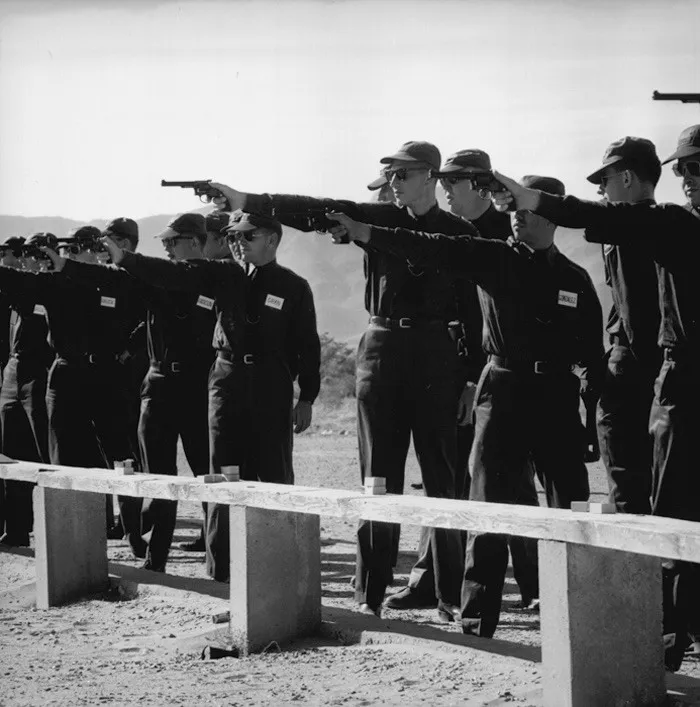 Paul Almasy - Schiessübung der Border Patrol Academy in Fort Bliss, Texas (1961) | Gelatine Silber Abzug, Format 30,5 x 40,6 cm (Blatt)