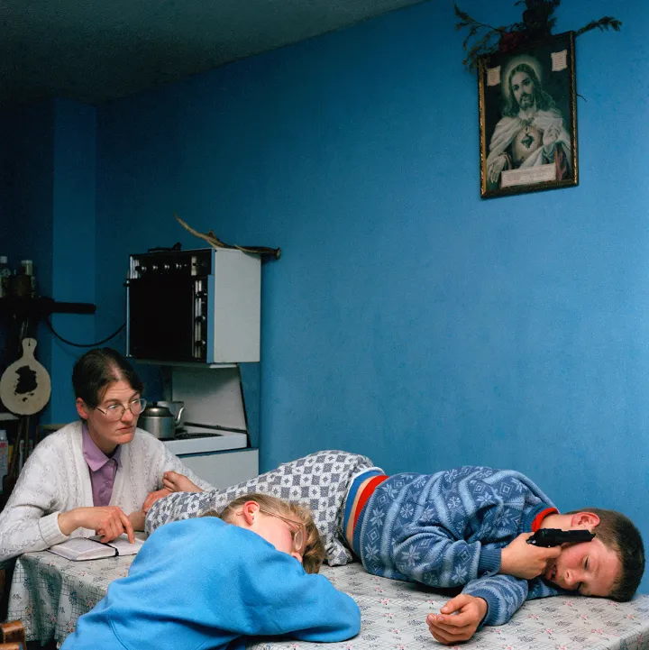Foto: Anthony Haughey. Mother and Children with Bible and Gun at Home © Anthony Haughey Foto: Anthony Haughey. Mother and Children with Bible and Gun at Home © Anthony Haughey