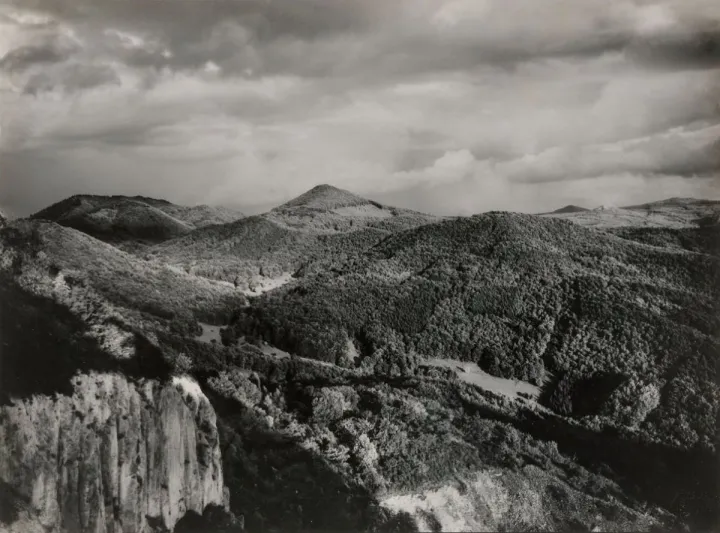 August Sander, Die Gebirgsstruktur des Siebengebirges, 1930 © Die Photographische Sammlung/SK Stiftung Kultur – August Sander Archiv, Köln: VG Bild-Kunst, Bonn 2026