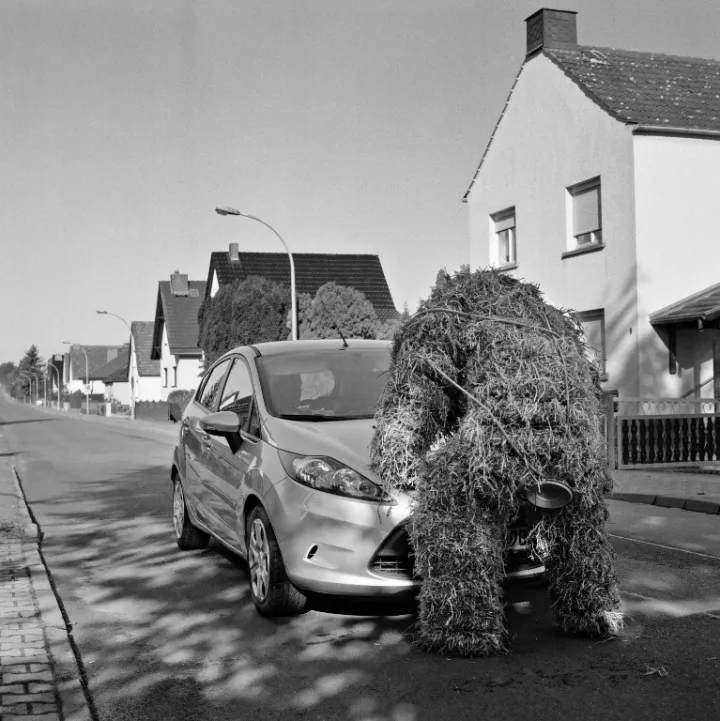 Ute Mahler: Aus der Serie "Ein Dorf", 2021/22, Modern Baryt © Ute Mahler / OSTKREUZ