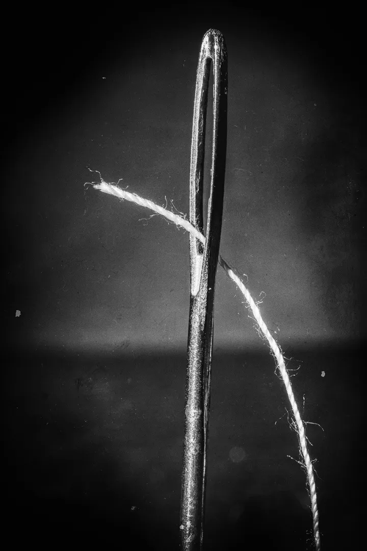 © Eberhard Wolf, "Nadeln und Faden" aus der Serie "Balance", 2025, VG-Bildkunst