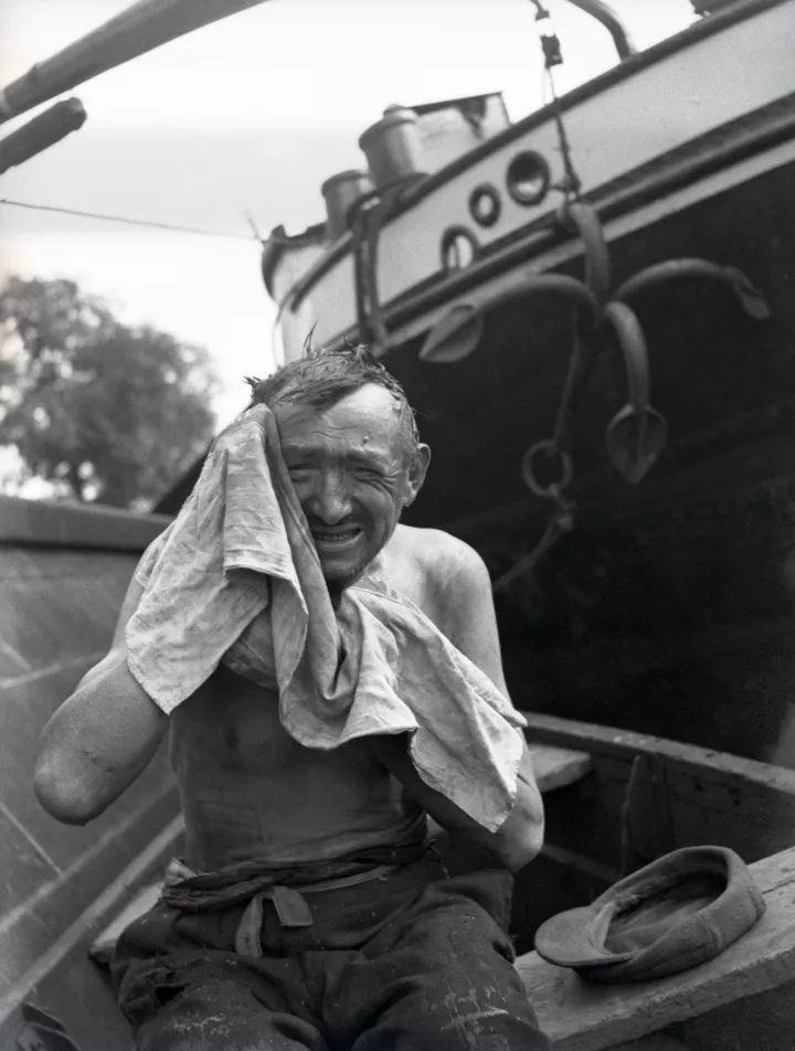 Fide Struck, Im Hafen, Arbeiter wäscht sich in der Elbe, 1930-33. © bpk-Bildagentur - Fide Struck (Slg. Thomas Struck)