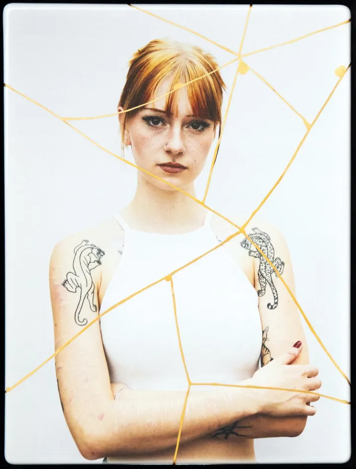 Liv, 2023; 30cm x 40cm Porzellanprint mit 24-Karat Goldfugen, gerahmt 34cm x 44cm