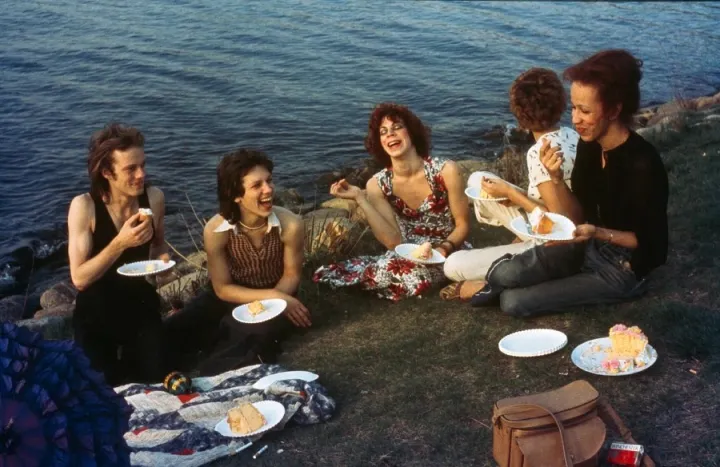 Nan Goldin, Picnic on the Esplanade, Boston (Picknick auf der Esplanade, Boston), 1973, Photographie, aus der Serie “The Other Side” © Nan Goldin. Courtesy the artist