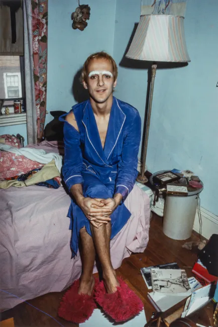 Nan Goldin, Bruce Bleaching His Eye-Brows, Pleasant St., Cambridge, 1975, Cibachrome, 61 x 50,8 cm, Haus der Photographie/Sammlung F.C. Gundlach, Hamburg © Nan Goldin, Courtesy the artist and Gagosian