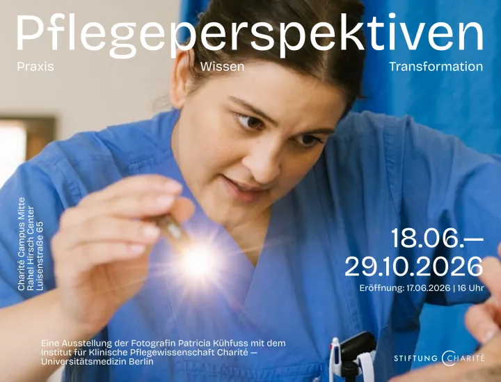Eine Pflegekraft testet den Augenreflex eines Patienten mit einer Taschenlampe