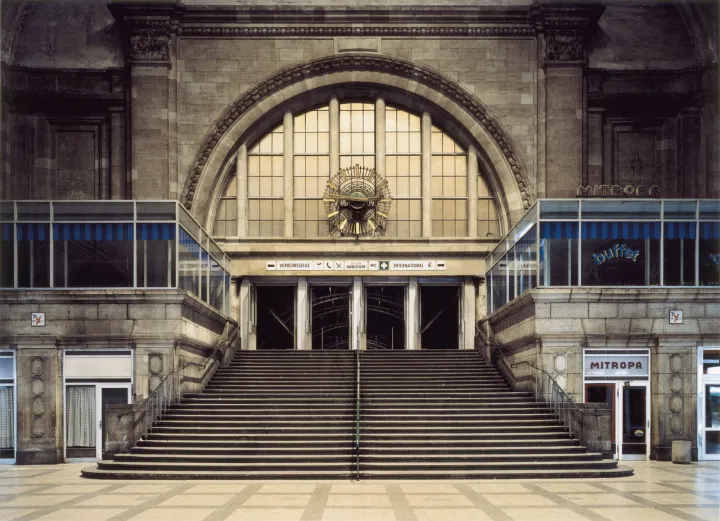 Matthias Hoch, Leipzig Hbf II, 1988, c-print, 100 x 129 cm, © 2024 VG Bildkunst Bonn