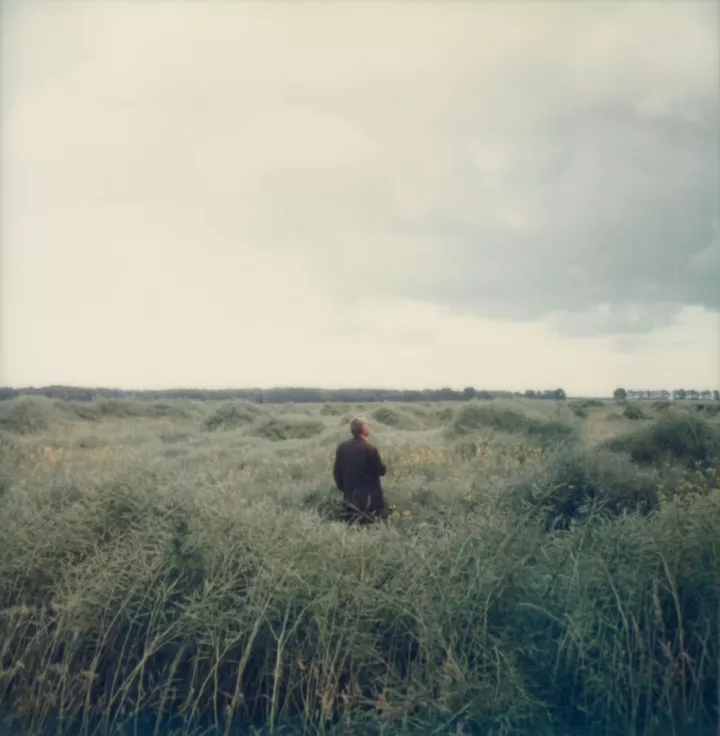 Knut Wolfgang Maron, Mann im Rapsfeld, Mecklenburg-Vorpommern, 1997, Polaroid SX-70, © Knut Wolfgang Maron Mann im Rapsfeld