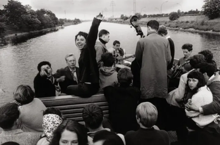 Will McBride: Riverboat Shuffle, Berlin, 1959, Silbergelatineabzug (Later Prints) nach Kleinbildnegativen (Leica) © Shawn McBride