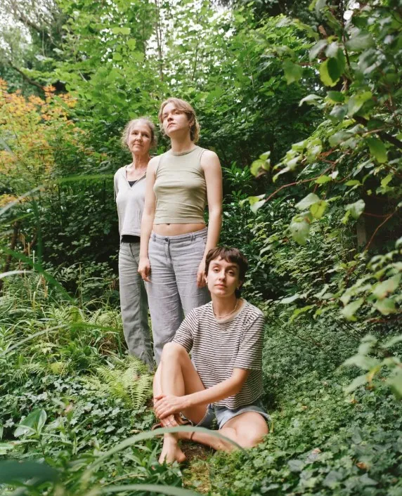 Marie Eberhardt: Mutter und Töchter, 2024, aus der Serie Generationen im Wandel, Analogfotografie, Mittelformat (Kodak Portra 400)