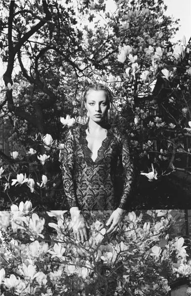 © Ute Mahler, #39, Martina im Tulpenbaum, Hohen Neuendorf, 1980