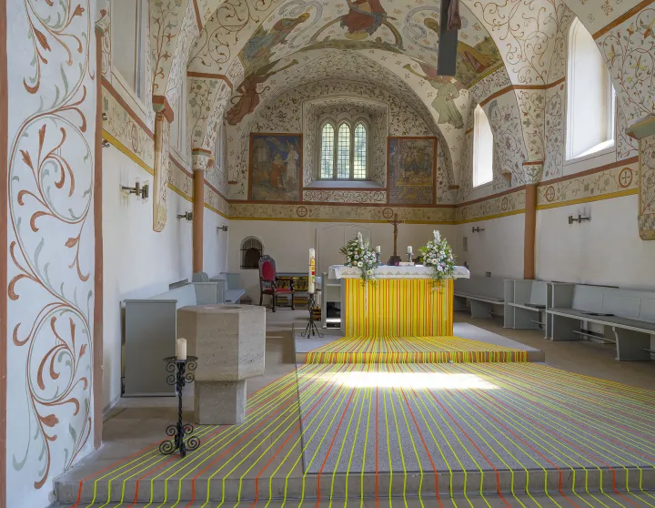 zur Hochzeit Pop-Art in romanischer Kirche