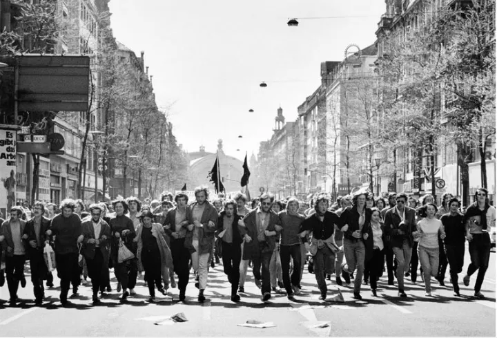 Demonstration gegen den Vietnamkrieg, Kaiserstraße, 1970 © Barbara Klemm