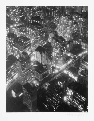Berenice Abbott: New York at Night, 1932, 35 x 27 cm, Silbergelatineabzug, Stiftung Situation Kunst, Dauerleihgabe aus Privatbesitz