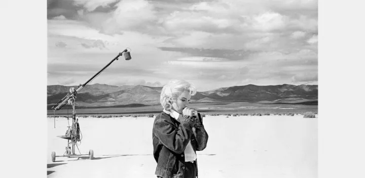 Eve Arnold, Marilyn Monroe geht ihren Text für eine schwierige Szene durch, die sie mit Clarke Gable in dem Film "The Misfits" spielen soll, Reno, Nevada, 1960 © Eve Arnold/Magnum Photos