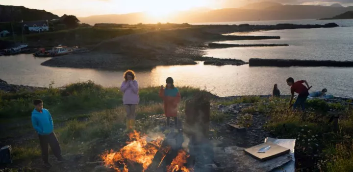 Kinder versammeln sich um ein Lagerfeuer auf der Insel Easdale, Argyll, 2020 © Colin McPherson