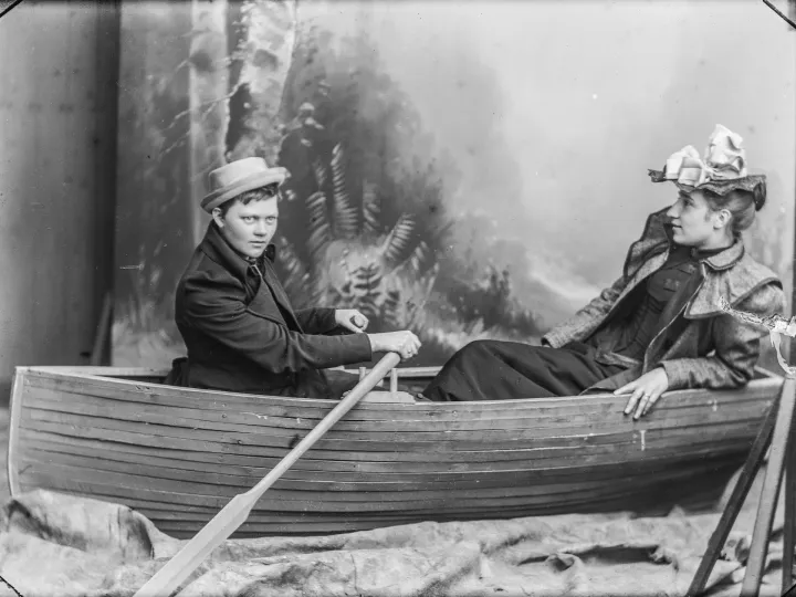 Berg & Høeg, »Wasser-Szene«. Marie Høeg und Bolette Berg in einem Ruderboot im Atelier, 1895–1903 © Sammlung des Preus Museums