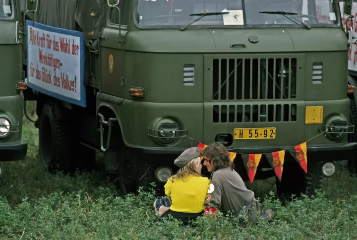 Uniformiertes Paar flirtet während einer Militärflugschau, Magdeburg 1974 © Thomas Höpker und MAGNUM-Photos
