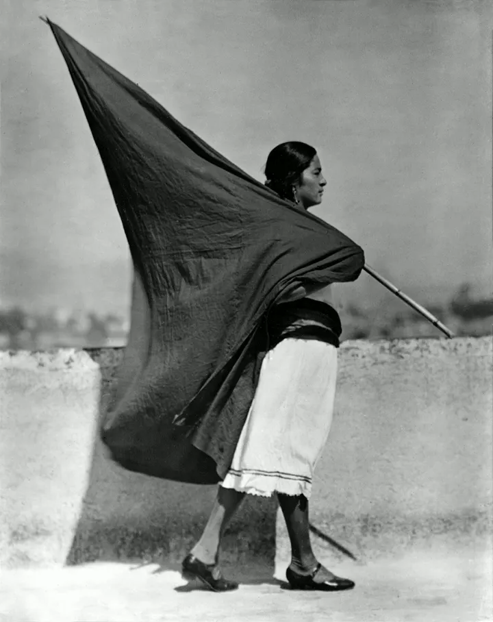© Tina Modotti, Frau mit Fahne, 1928