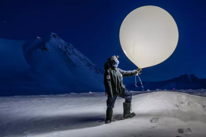 Bettina Haupt, Stationsleiterin der deutsch-französischen »AWIPEV«-Forschungsstation in Ny-Ålesund, bereitet einen Wetterballon für den Start vor. Die Daten der letzten dreißig Jahre belegen: Das Epizentrum der globalen Erwärmung liegt hier, in Spitzbergen: Die Durchschnittstemperaturen im Winter sind seit Beginn der Messungen um sechs bis acht Grad Celsius gestiegen, so schnell wie an keinem anderen Ort der Welt. Foto: Esther Horvath