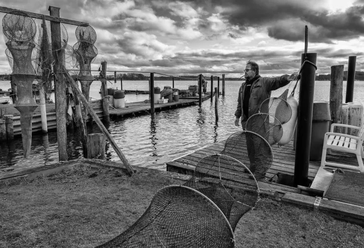 Der Fischer Matthias Nanz aus Schleswig ist einer der letzten Berufsfischer an der Schlei. Die Fischerei war früher prägend für den Schleswiger Stadtteil Holm, in dem Matthias Nanz lebt. Das Bild zeigt ihn in einer kurzen Arbeitspause bei der Reparatur seiner Reusen mit einer Netznadel.