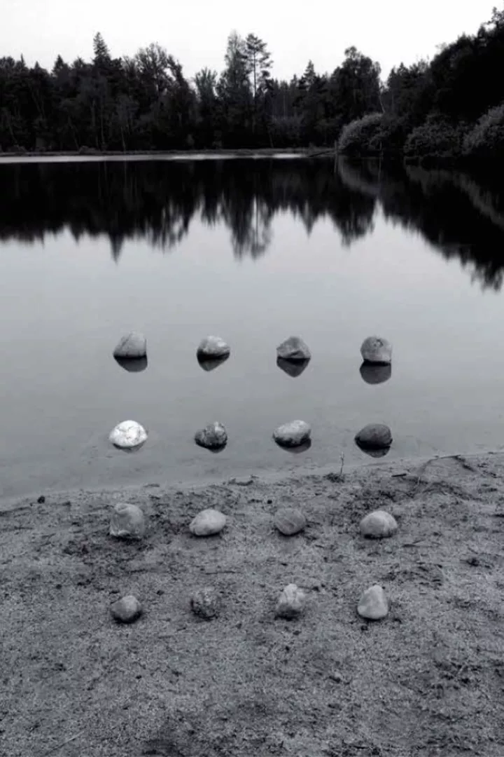 Scheinbar gleich große Steine im Quadrat angeordnet. Ein Versuch, die Perspektive zu überwinden. 